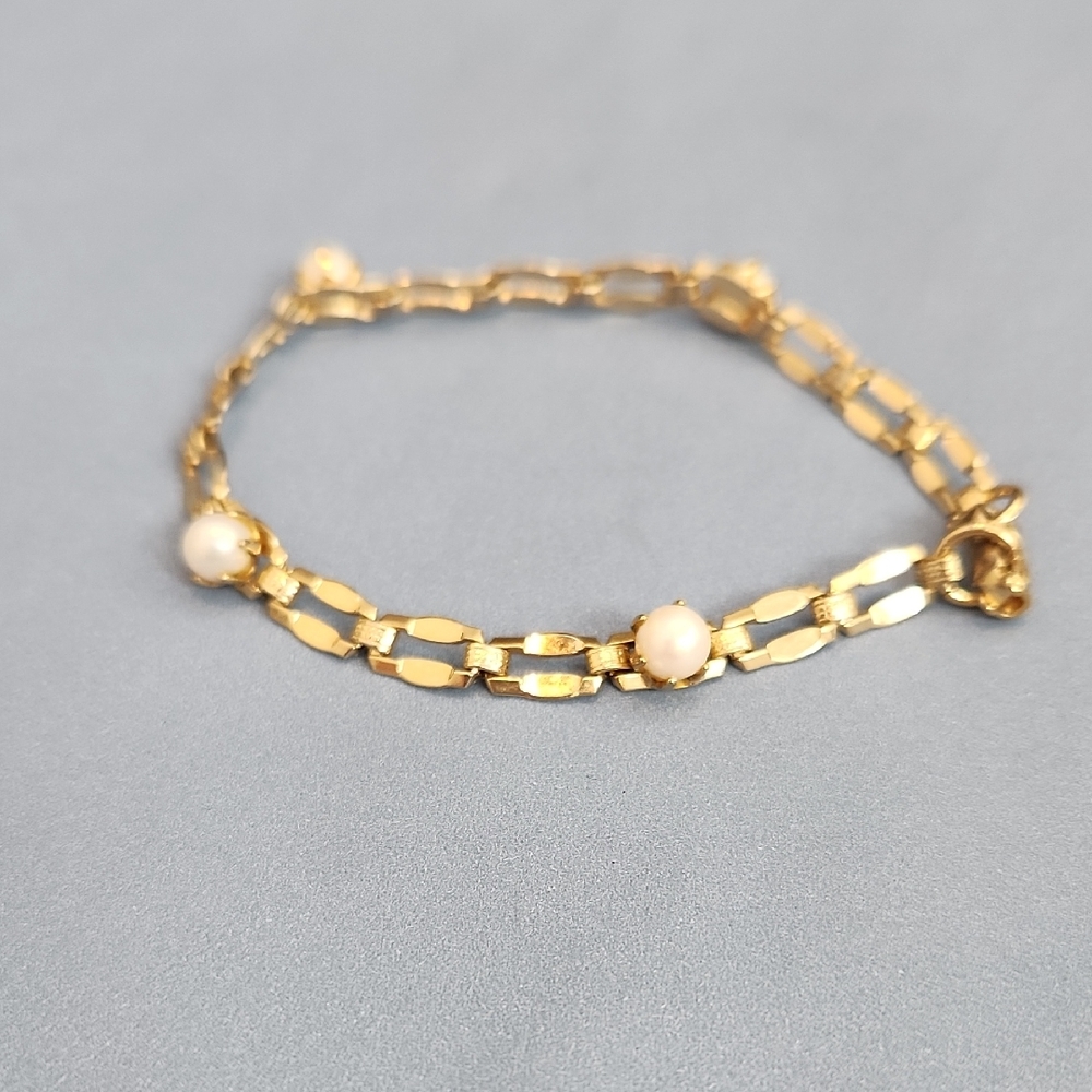 Elegant Gold Bracelet with Faux Pearls